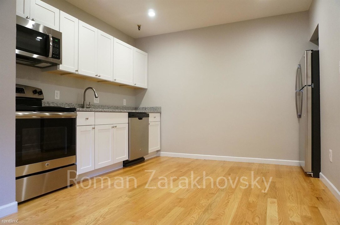 1198 Commonwealth Avenue-Unit -# 11RZ in Boston, MA - Building Photo