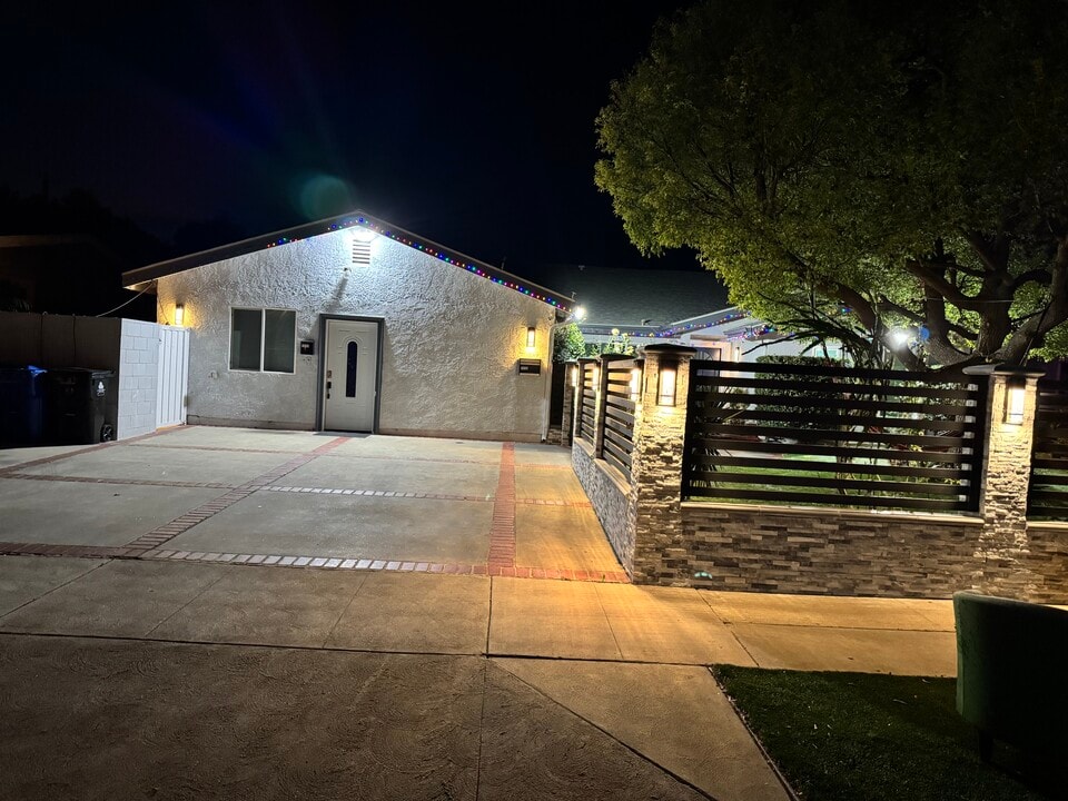 19158 Schoenborn St in Northridge, CA - Foto de edificio