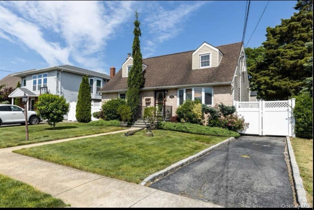 2207 Willow St in Wantagh, NY - Building Photo