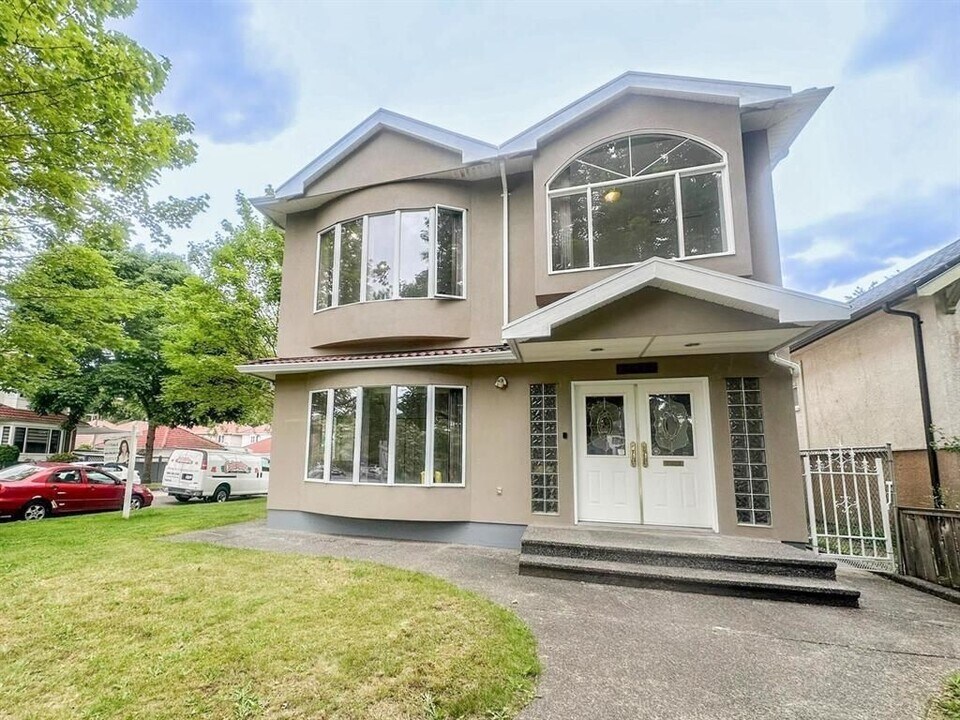 2505 Charles St in Vancouver, BC - Building Photo