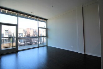 1540 W Fullerton Ave, Unit 305 in Chicago, IL - Building Photo - Building Photo