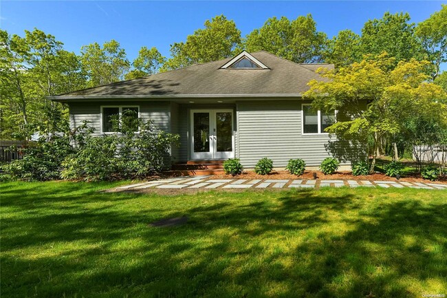 16 Hildreth Rd in Hampton Bays, NY - Building Photo - Building Photo