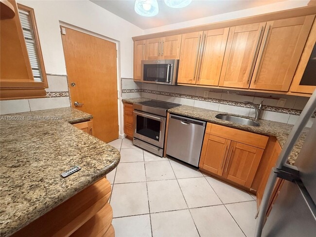 7480 Miami Lakes Dr in Miami Lakes, FL - Building Photo - Building Photo