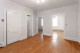2121 Hennepin Ave S in Minneapolis, MN - Building Photo - Interior Photo