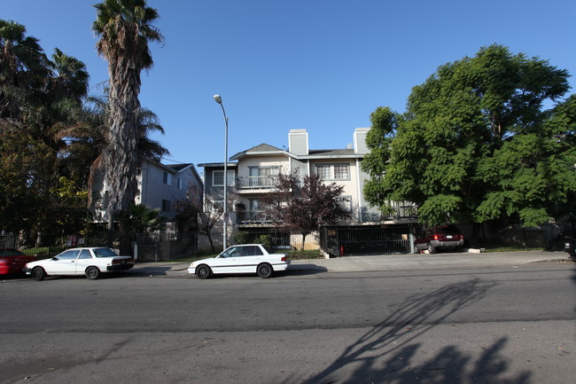 Woodridge Villas in Canoga Park, CA - Foto de edificio - Building Photo