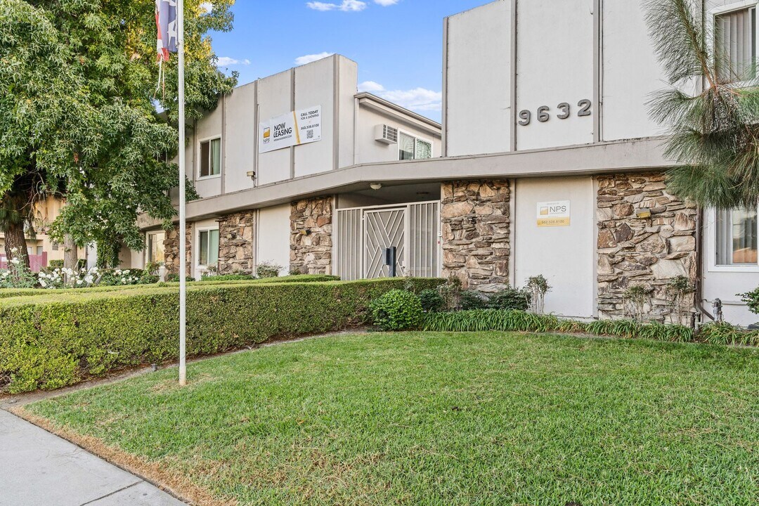 9632 Ball Road in Anaheim, CA - Foto de edificio