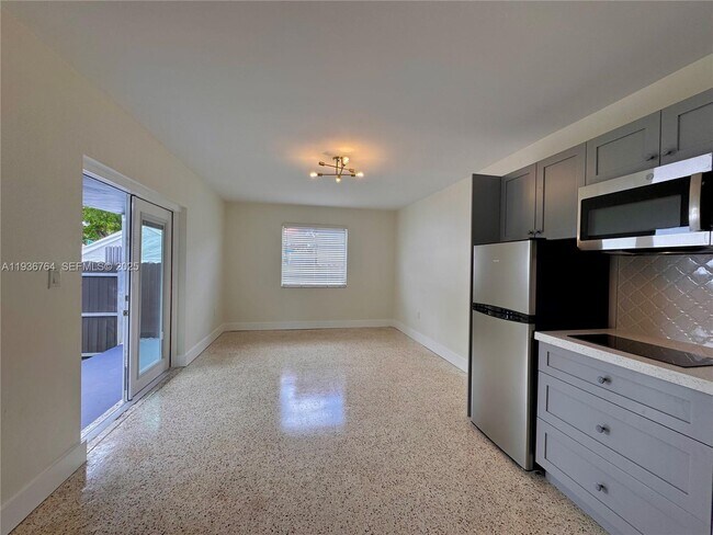 7135 SW 22nd St in Miami, FL - Building Photo - Building Photo