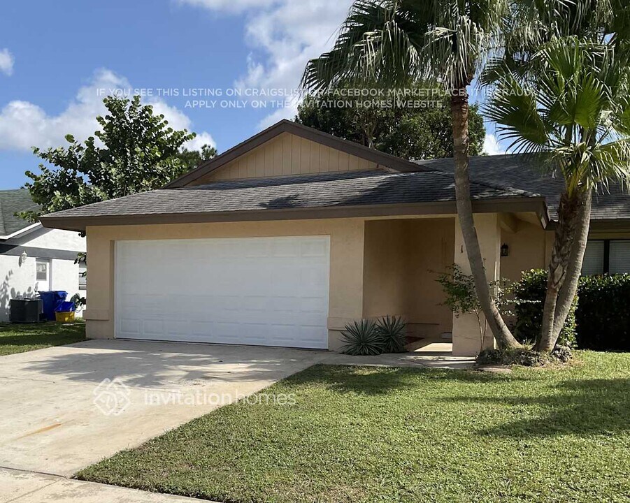 162 Parkwood Dr in Royal Palm Beach, FL - Building Photo