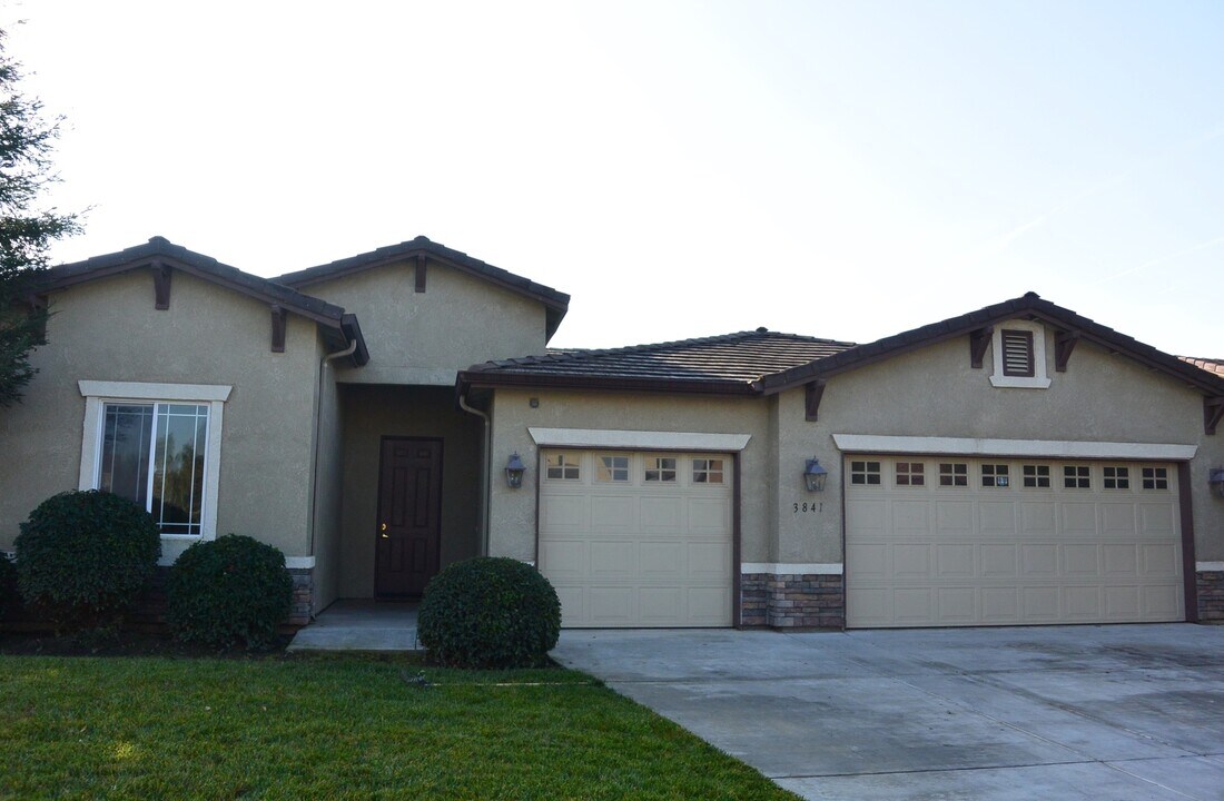 3841 E Vassar Ct in Visalia, CA - Building Photo