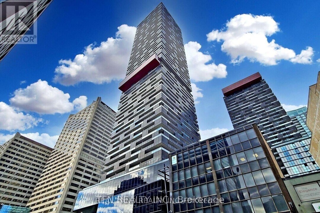 711-718 EGLINTON Ave in Toronto, ON - Building Photo