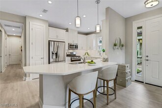 15146 Tolmino St in Naples, FL - Foto de edificio - Building Photo