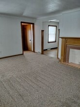 8306 Essen Ave, Unit Unit 1 (Lower) in Parma, OH - Foto de edificio - Building Photo