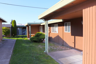 Colonial Village Apartments in Tacoma, WA - Building Photo - Building Photo