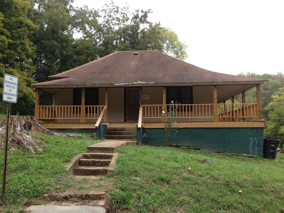 201 Central Ave in Athens, TN - Foto de edificio