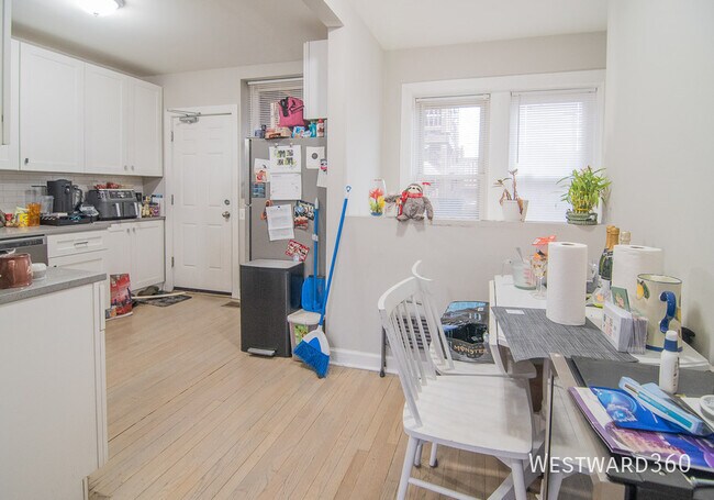 3656 W Eddy St in Chicago, IL - Building Photo - Building Photo