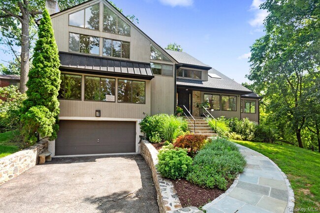 27 Stone Cabin Rd in New Rochelle, NY - Building Photo - Building Photo