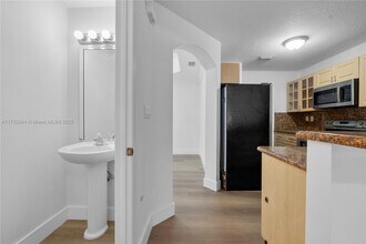 649 SW 107th Ave in Pembroke Pines, FL - Foto de edificio - Building Photo