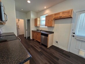 121 Ivy Ln in Kerrville, TX - Foto de edificio - Building Photo