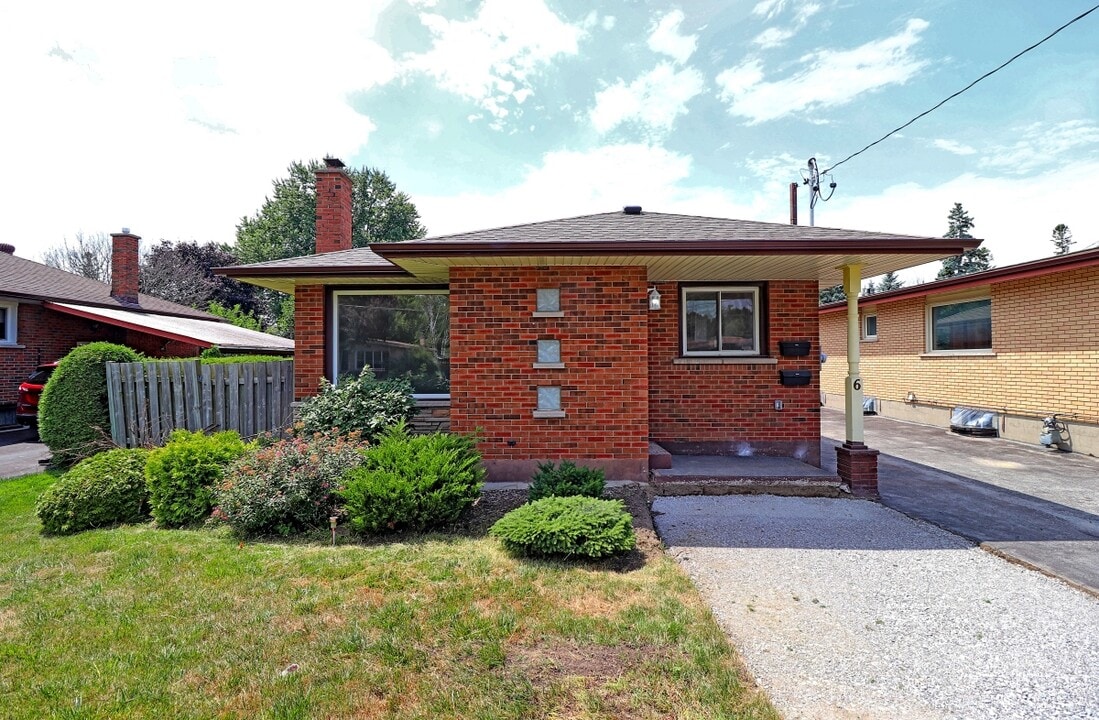 6 Rockcliffe St in Oshawa, ON - Building Photo