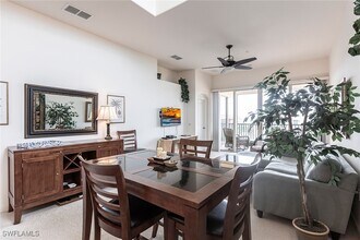 8598 Via Lungomare Cir in Estero, FL - Foto de edificio - Building Photo