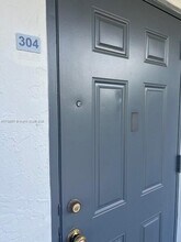 8360 Sands Point Blvd in Tamarac, FL - Building Photo - Building Photo