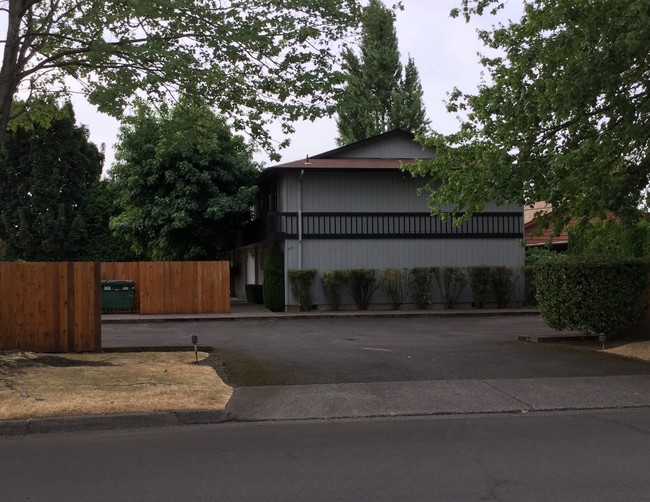 Lone Oak Apartments in Eugene, OR - Building Photo - Building Photo