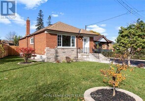 35 Archwood Crescent in Toronto, ON - Building Photo