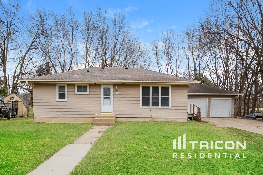 1209 Sunnyside Dr in Farmington, MN - Building Photo