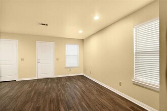 1716 S Waco St in Van Alstyne, TX - Building Photo - Building Photo