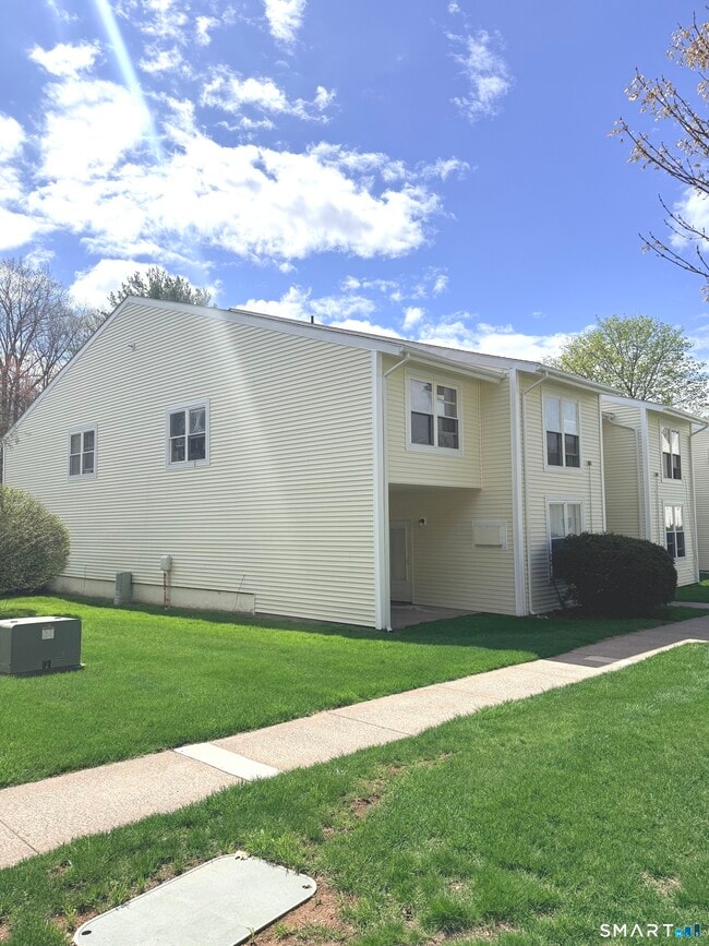 801 Pleasant Valley Rd in South Windsor, CT - Building Photo - Building Photo