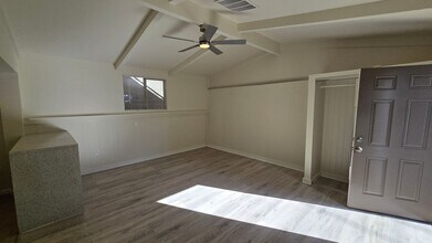 723 Santa Barbara Pl-Unit -723.5 in San Diego, CA - Building Photo - Building Photo
