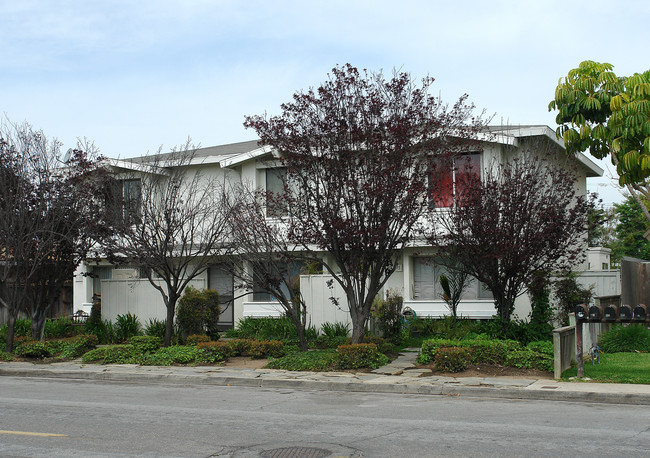 2421 Elden Ave in Costa Mesa, CA - Foto de edificio - Building Photo