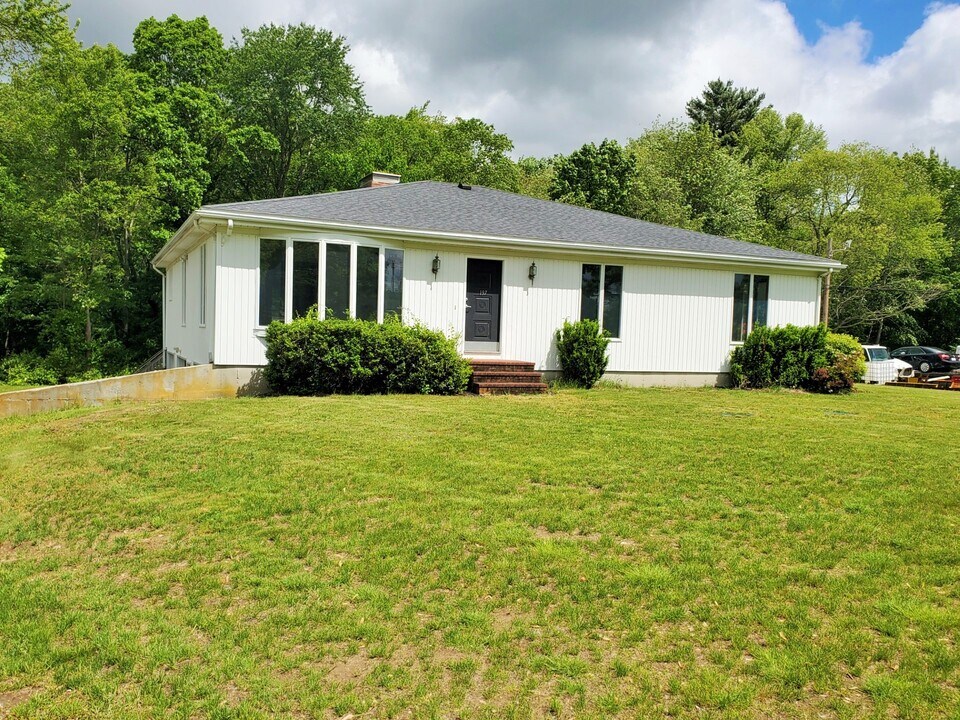 197 W Center St in West Bridgewater, MA - Foto de edificio