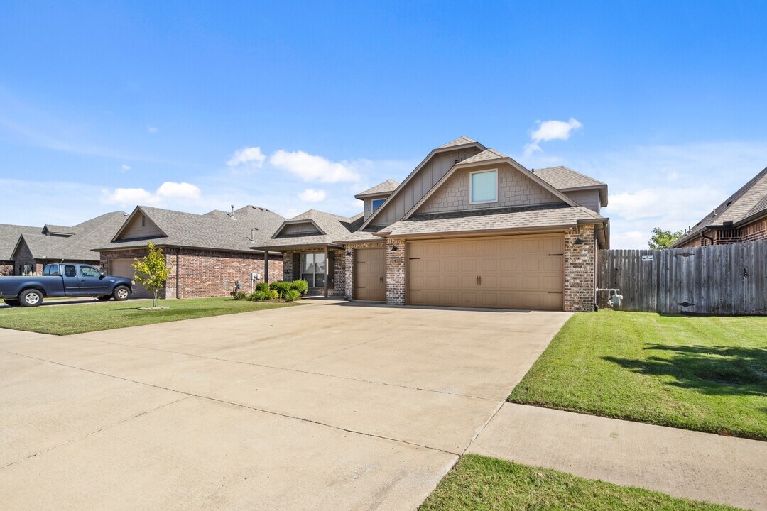10415 S 226th E Ave in Broken Arrow, OK - Building Photo