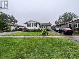 8166 Paddock Trail Dr in Niagara Falls, ON - Building Photo