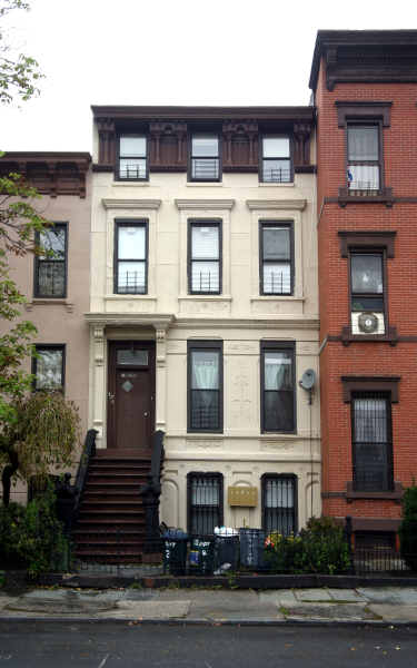 131 Vernon Ave in Brooklyn, NY - Building Photo