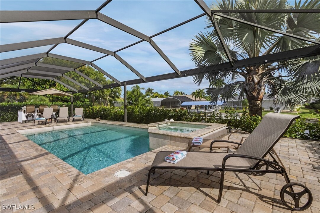5325 Delano Ct in Cape Coral, FL - Foto de edificio
