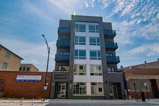 880 N Milwaukee Ave in Chicago, IL - Building Photo