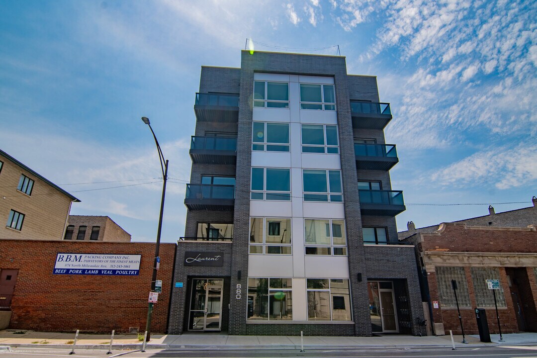 880 N Milwaukee Ave in Chicago, IL - Building Photo