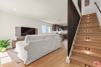 843 Mariposa Ave in Los Angeles, CA - Building Photo - Building Photo