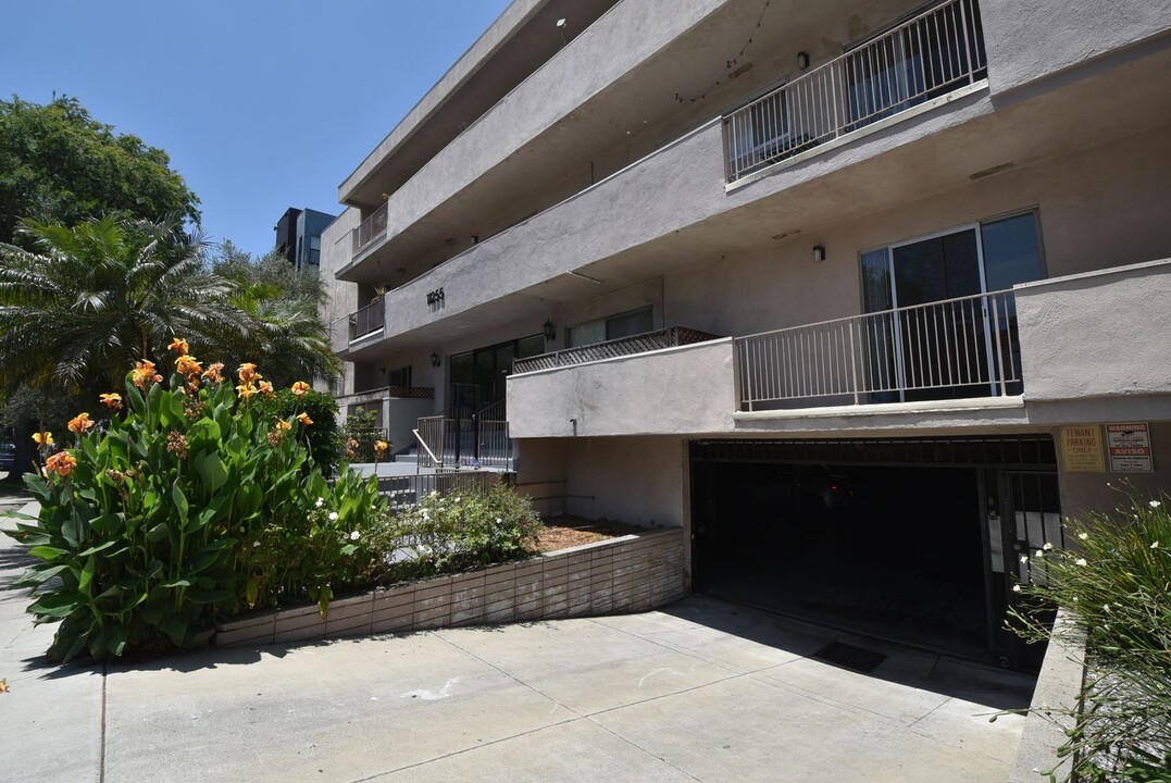 11255 Camarillo St, Unit 107 in Los Angeles, CA - Foto de edificio