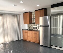 10655 Coraline Pl, Unit 1 in Chatsworth, CA - Building Photo