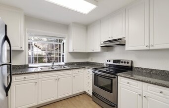 520 Canyon Oaks Dr, Unit #A in Oakland, CA - Building Photo - Building Photo