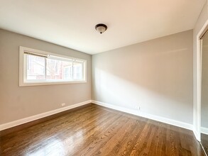 6947 S Jeffery Blvd, Unit 2G in Chicago, IL - Building Photo - Building Photo