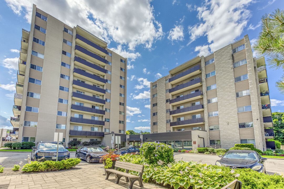 Metropolitan Towers in Waterloo, ON - Building Photo