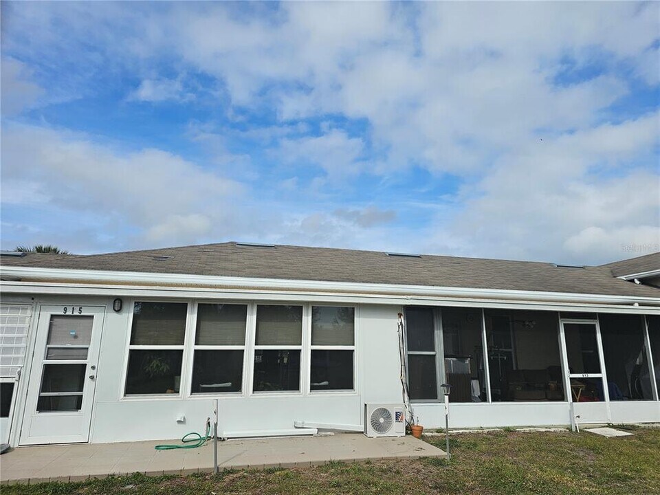 915 Club Cir in Lakeshore, FL - Building Photo