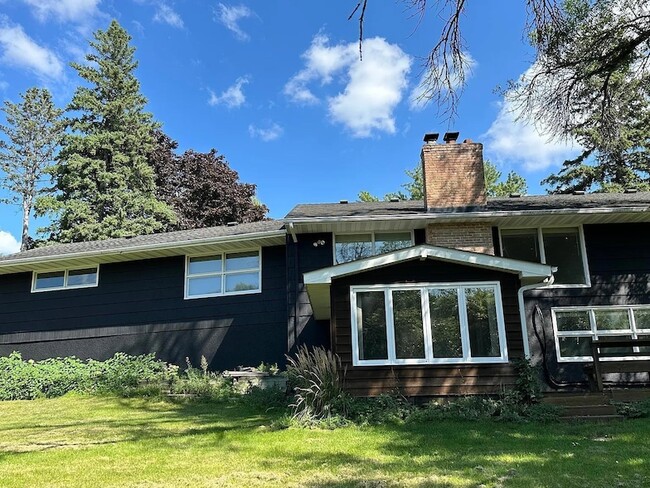 5528 Merritt Cir in Minneapolis, MN - Foto de edificio - Building Photo