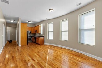 3927 N Clarendon Ave in Chicago, IL - Foto de edificio - Building Photo