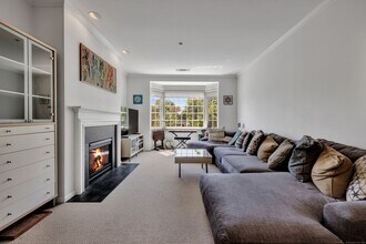 1 King Philip Dr in West Hartford, CT - Building Photo - Building Photo