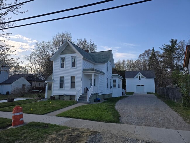 130 Grand Ave, Unit 3 in Mount Clemens, MI - Building Photo - Building Photo